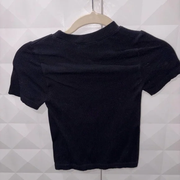 Black Ribbed Short Sleeve Top🖤 - Picture 3 of 3